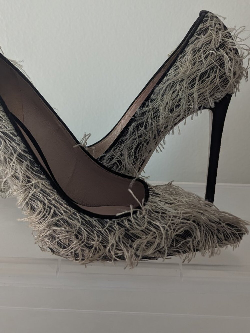 Stuart Weitzman Leigh 95 Cream Shaggy Fringe Statement Pumps 9.5